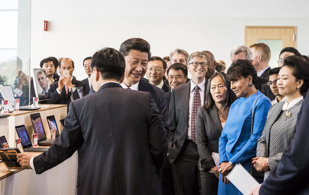 Executive vice president Harry Shum shows President Xi Jinping Windows 10 devices manufactured in China