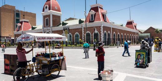 A food truck and a man with buckets is shown in Ciudad Juárez