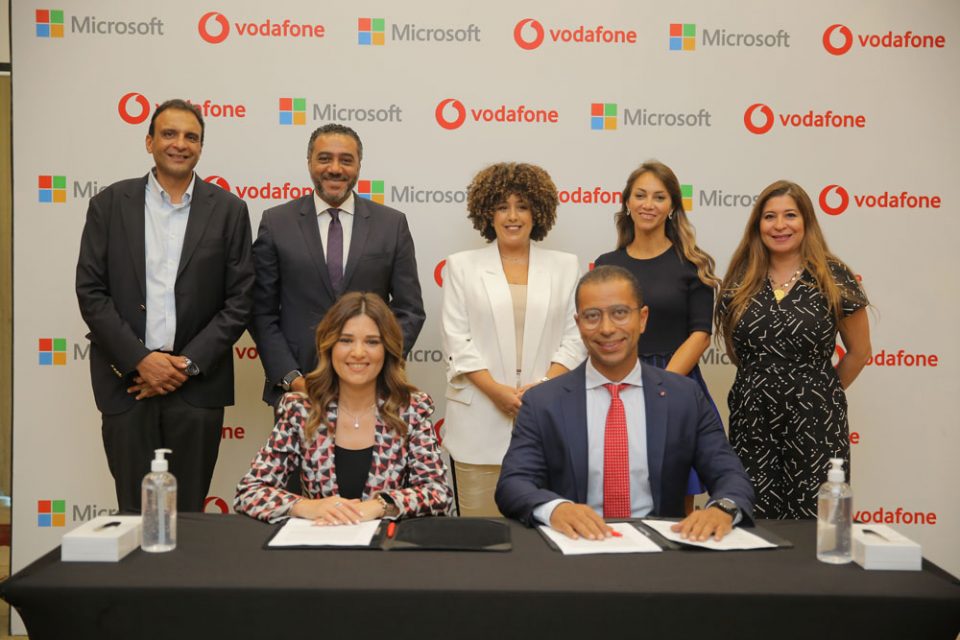 A picture after signing the MoU between Vodafone and Microsoft