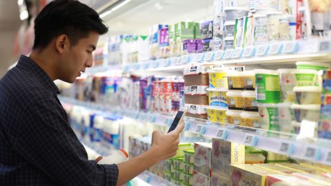 A Hanshow customer scans a digital label