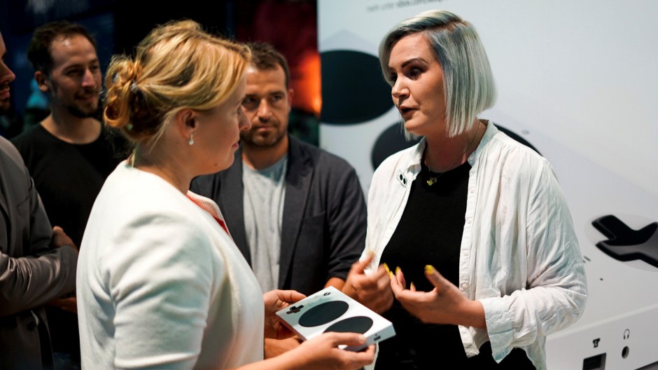 Ein Highlight auf der gamescom und der IFA 2018: Der Adaptive Controller für Xbox und Windows 10 PC. Maxi Gräff, Marketing Communications Manager, stellt ihn Bundesministerin Franziska Giffey vor.