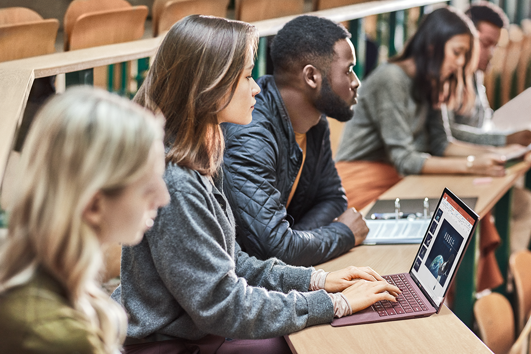 Studenten im Hörsaal arbeiten mit dem Surface Laptop 2.