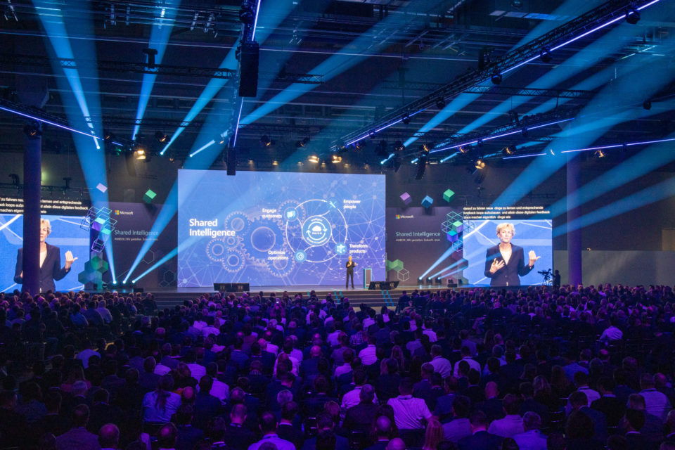 Bild der Bühne beim Microsoft Business Summit 2019 mit dem Thema Shared Intelligence