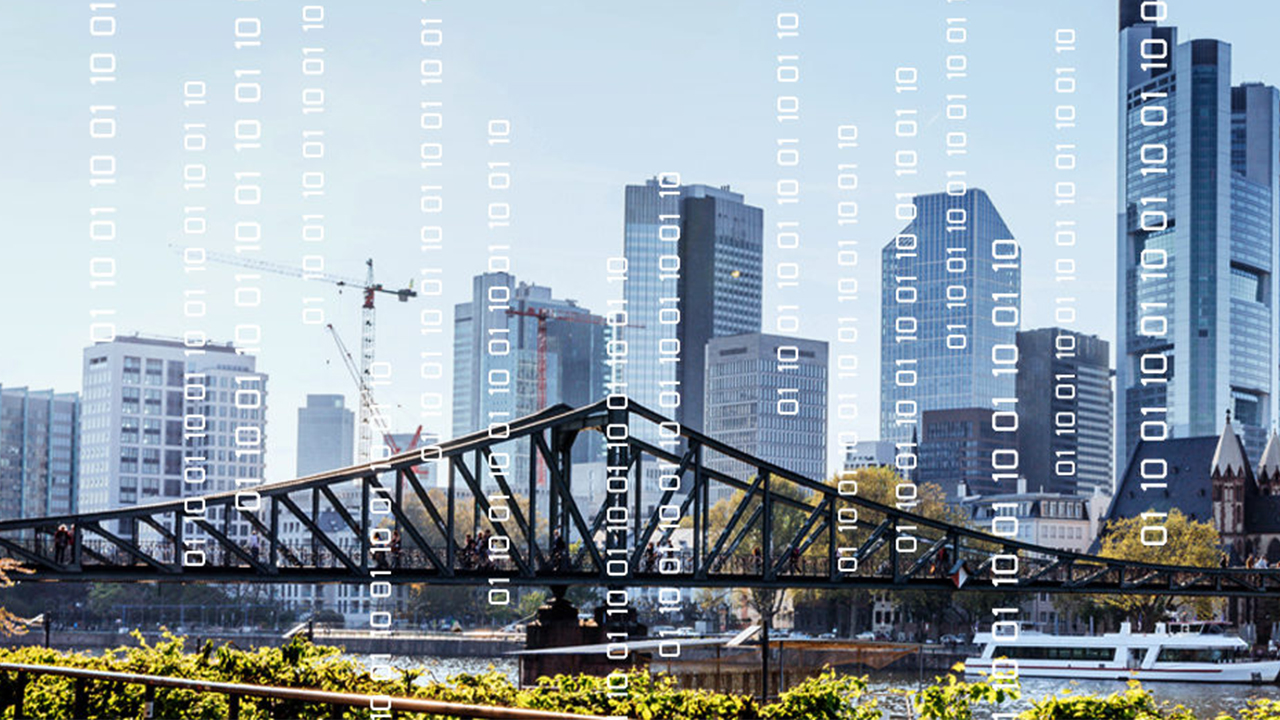 Skyline einer Stadt mit einer Brücke und einem Overlay aus Zahlen