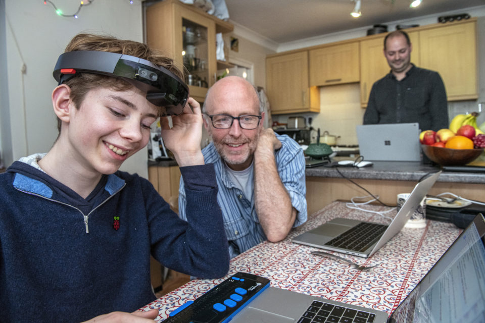 Ein Junge mit Sehbehinderung nutzt eine modifizierte Hololens, um seine Mitmenschen erkennen zu können