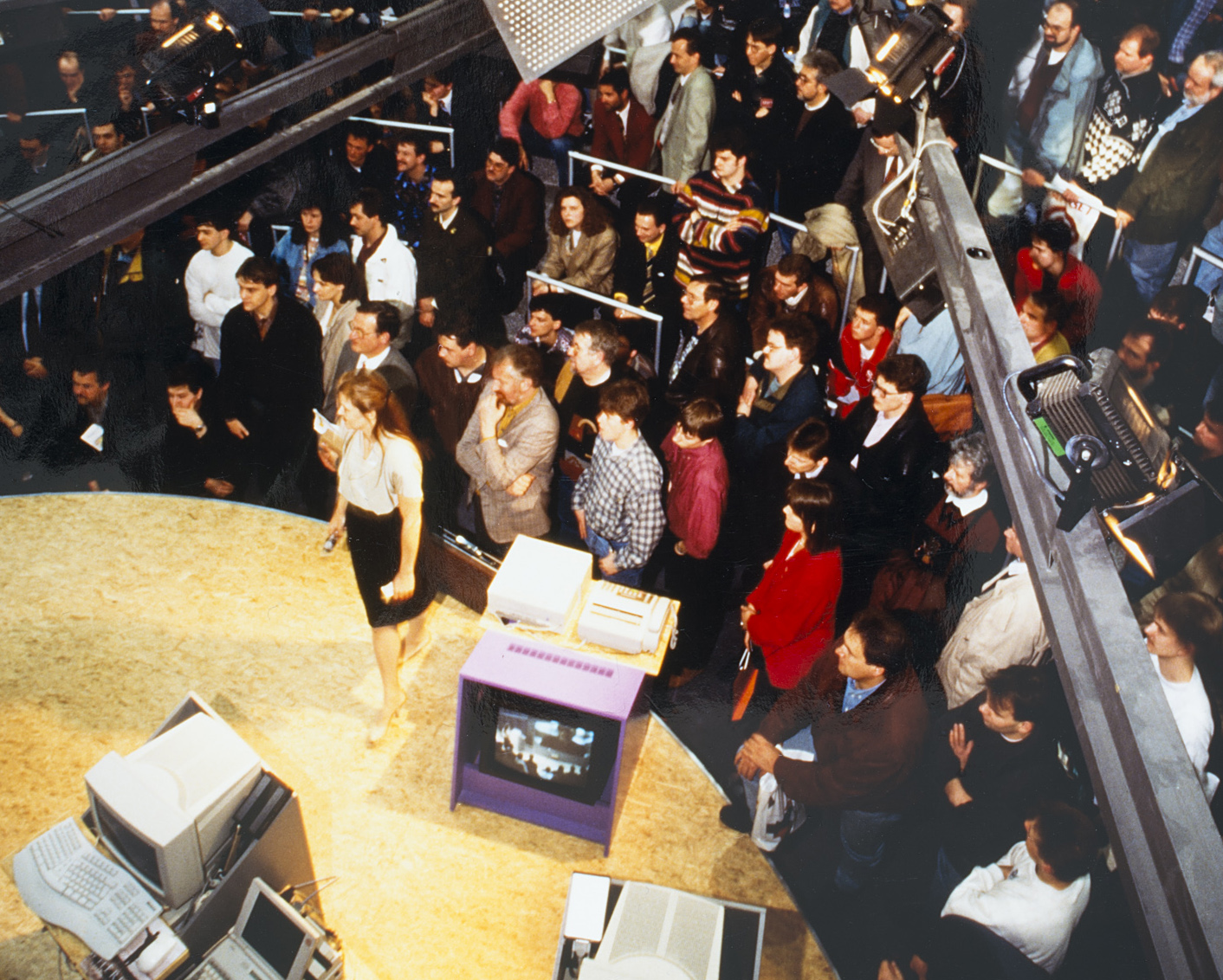 Publikum verfolgt die Vorstellung von Windows95 auf der CeBIT.