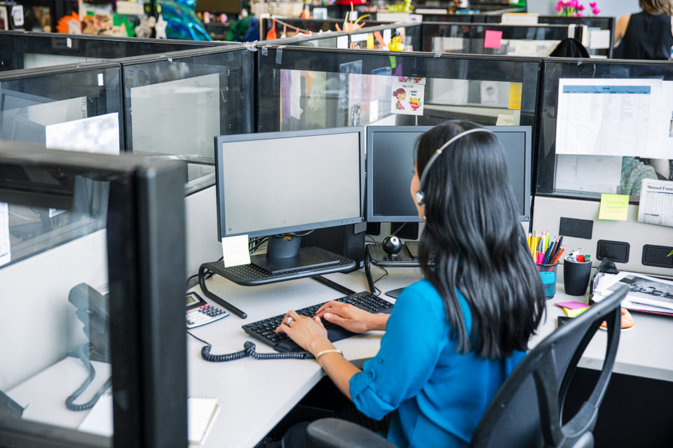 Eine berät im Call Center Kunden.