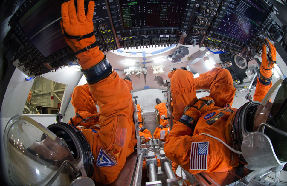 Astronauten in orangen Anzügen