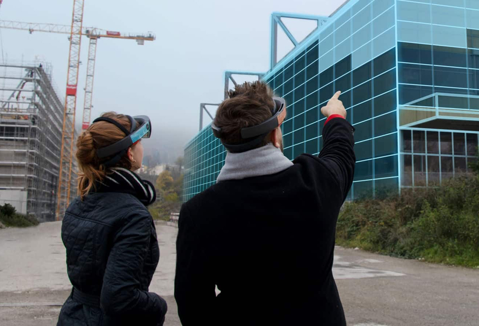 HoloLens am Bau zwei Menschen schauen auf ein Haus