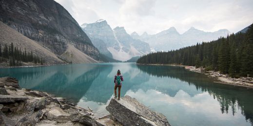 See und Bergelandschaft und ein Mensch schaut in die Ferne auf das Wasser