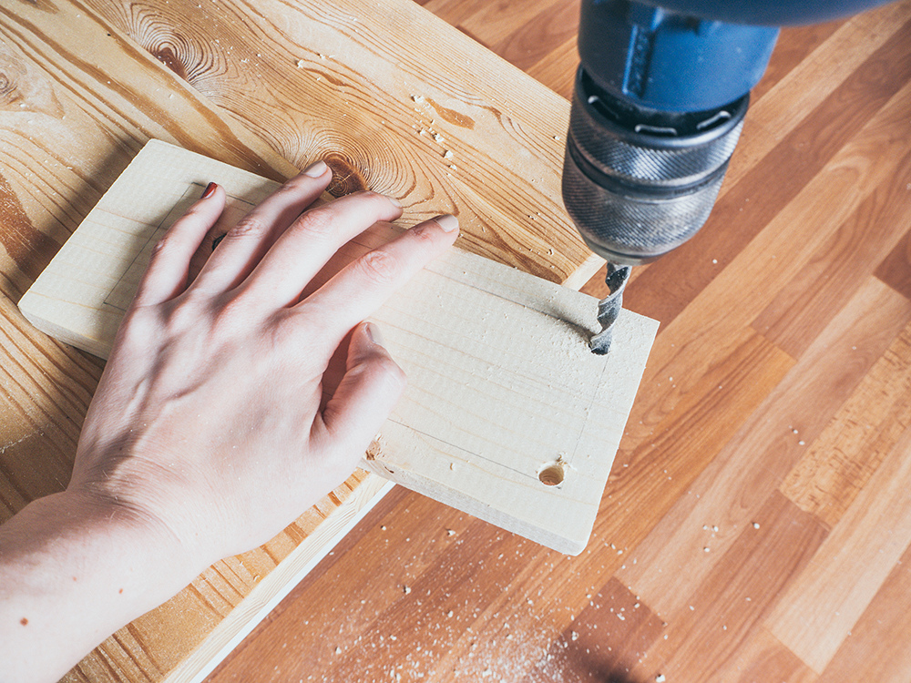 Holz wird mit einem Bohrer gebohrt