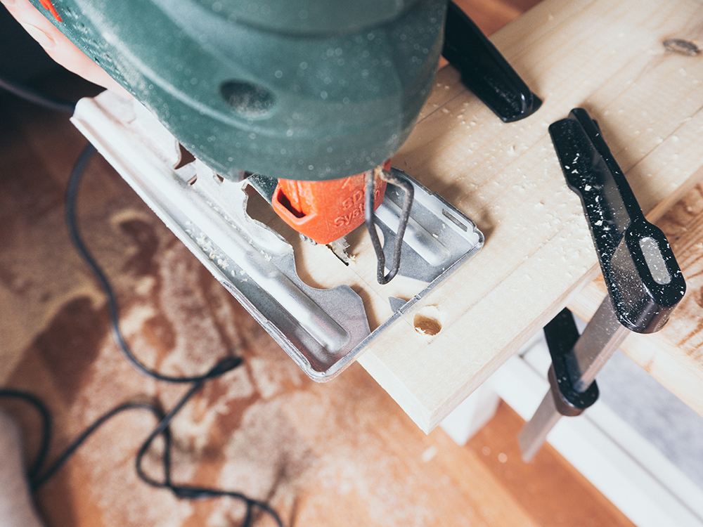 Stichsäge schneidet ein Stück holz zu