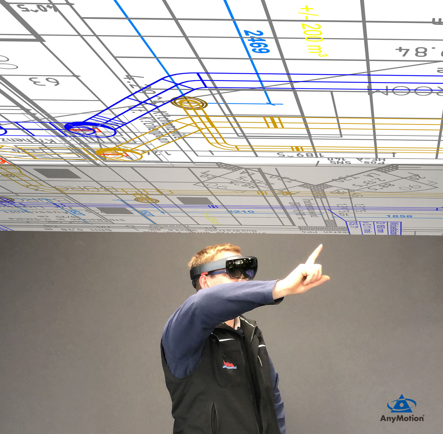 Handwerker trägt die HoloLens und sieht dadurch die Baupläne im Raum vor sich