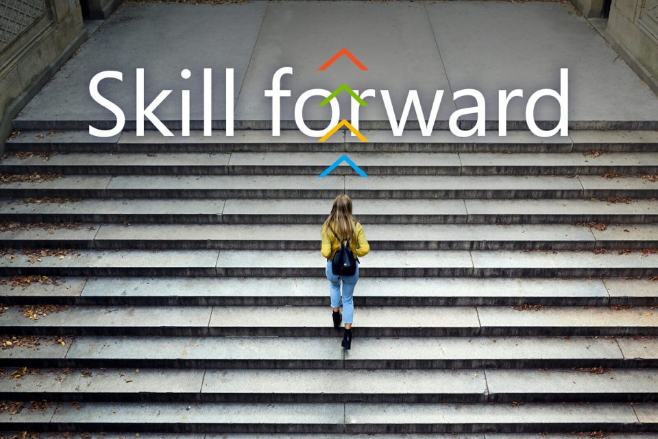 Frau geht Treppen hinauf zum Skill forward-Schriftzug