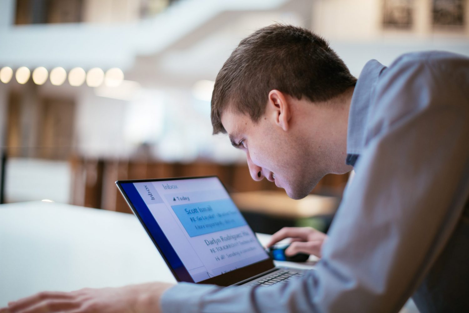 Junger man vor einem Laptop