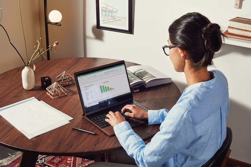 Frau sitz an ihrem Laptop und arbeitet im Homeoffice