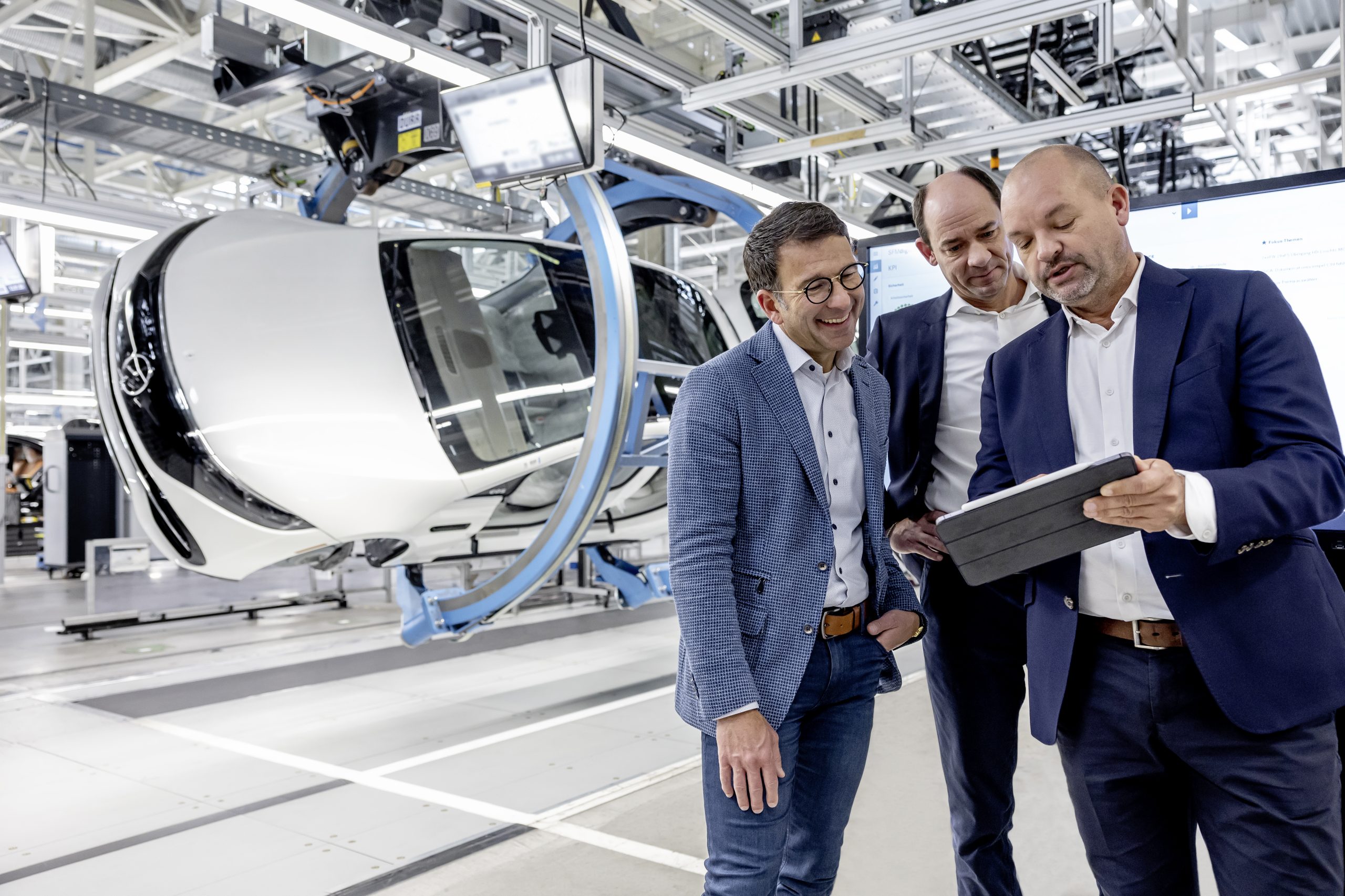 Mercedes-Benz und Microsoft: Neue MO360 Data Platform macht die Fahrzeugproduktion effizienter, resilienter und nachhaltiger - (v.l.n.r.) Judson Althoff, Executive Vice President and Chief Commercial Officer of Microsoft, Jan Brecht, Chief Information Officer der Mercedes-Benz Group AG, Jörg Burzer, Mitglied des Vorstands der Mercedes-Benz Group AG, Produktion und Supply Chain Management