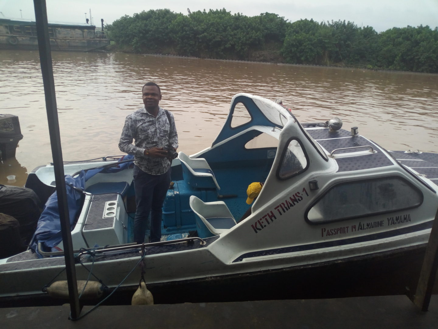 Kelechukwu Iruoma en un embarcadero de una comunidad productora de petróleo en el Delta del Níger.