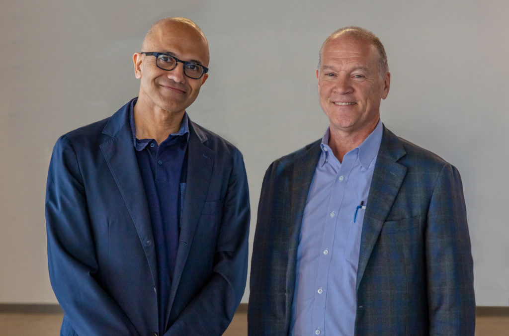 Satya Nadella, CEO de Microsoft, con John Donovan, CEO de AT&T Communications.