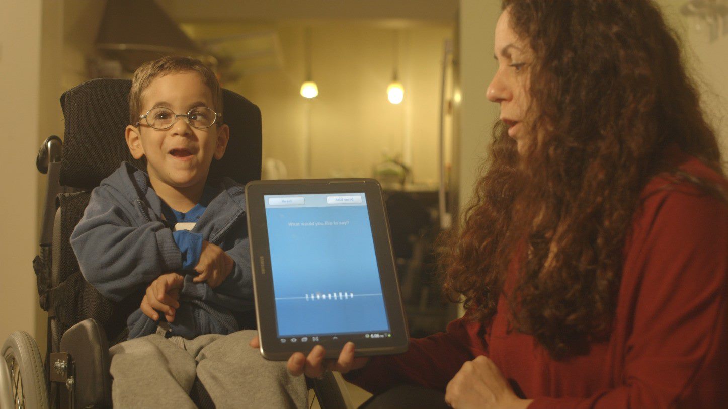 Niño con dispacidad utilizando una tablet