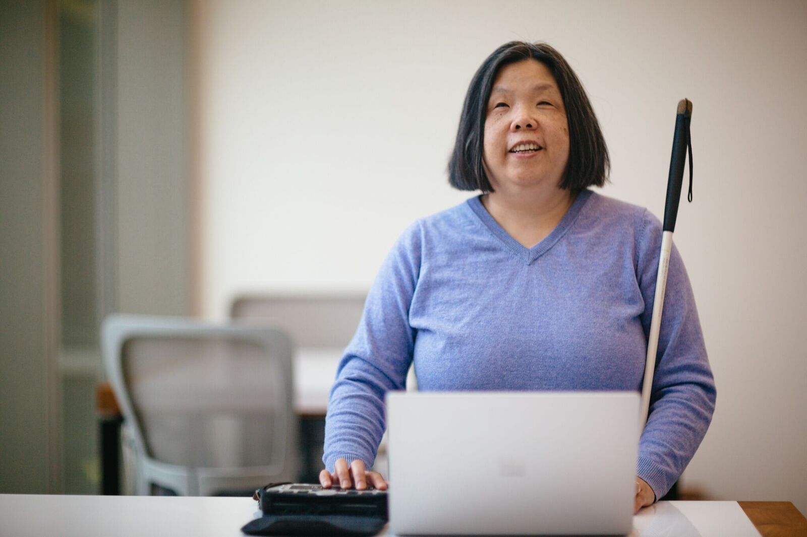 Mujer con discapacidad frente a computadora personal