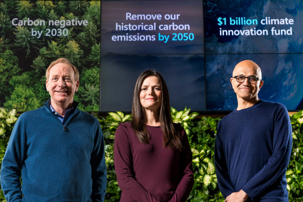 Brad Smith, presidente de Microsoft, Amy Hood, directora de Finanzas, y Satya Nadelloa, CEO, se preparan para anunciar el plan de Microsoft para eliminar más carbono del que emite para 2030