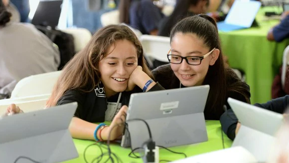 Niñas frente a una laptop