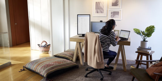 Mujer frente a una laptop desde casa