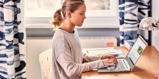 Mujer frente a una laptop