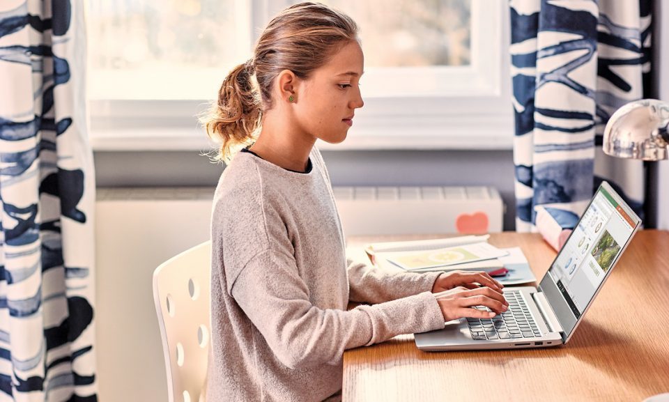 Mujer frente a una laptop