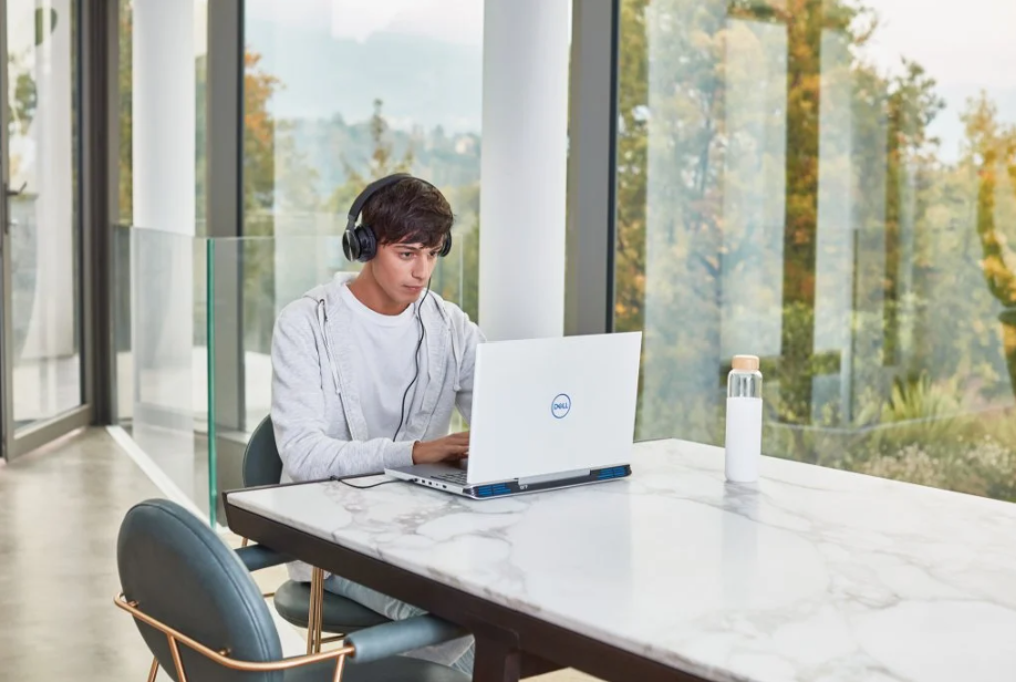 Joven frente a una laptop con audífonos