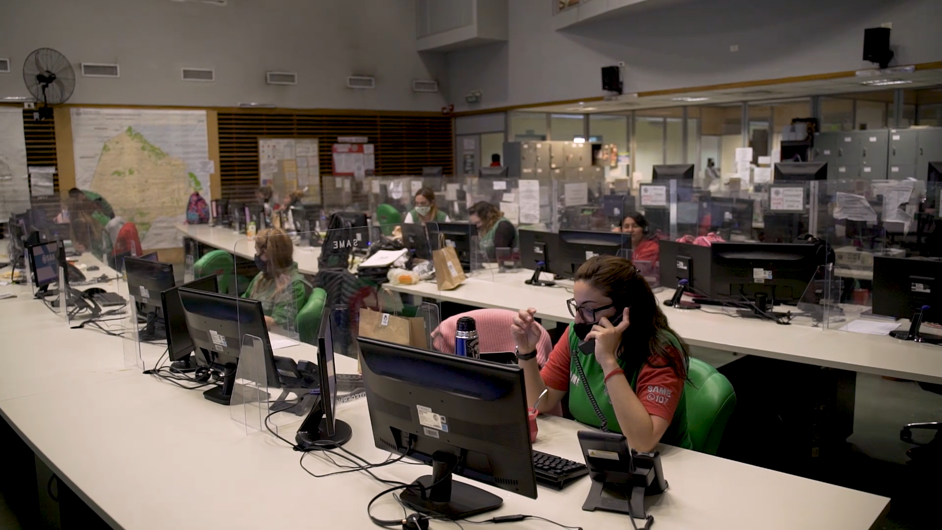 Sala con personal de atención de emergencias y computadoras personales