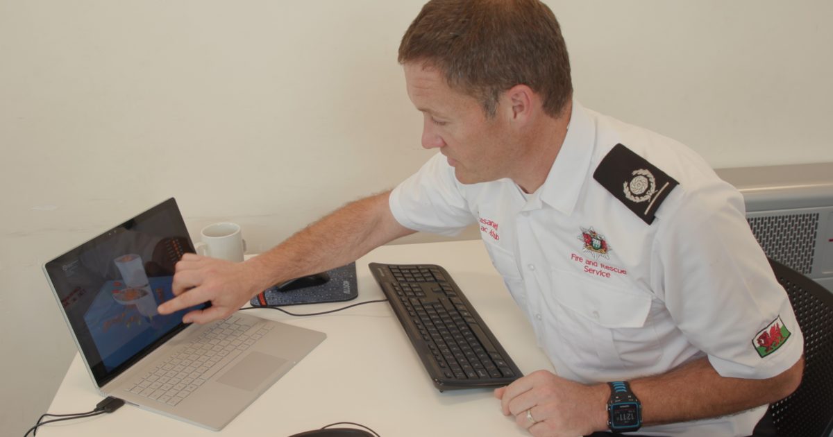 Un hombre trabaja con una laptop