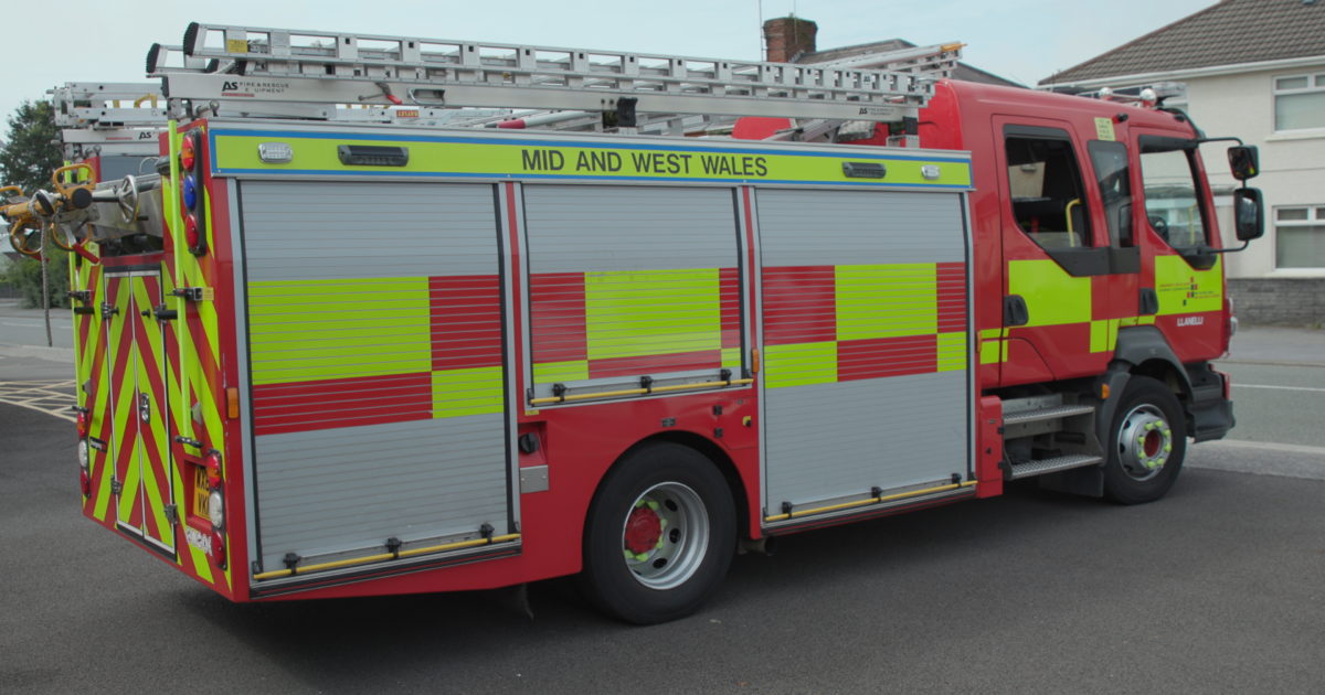 Un camión de bomberos deja la Estación de Llanelli