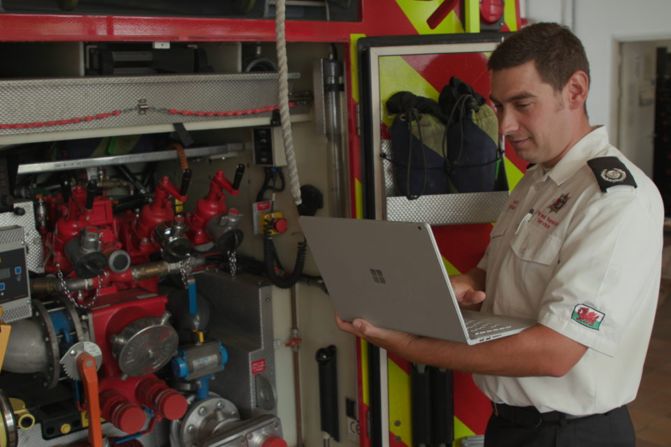 Un bombero de Mid and West Wales Fire and Rescue Service usa una Surface Book en la Estación de Bomberos Llanelli