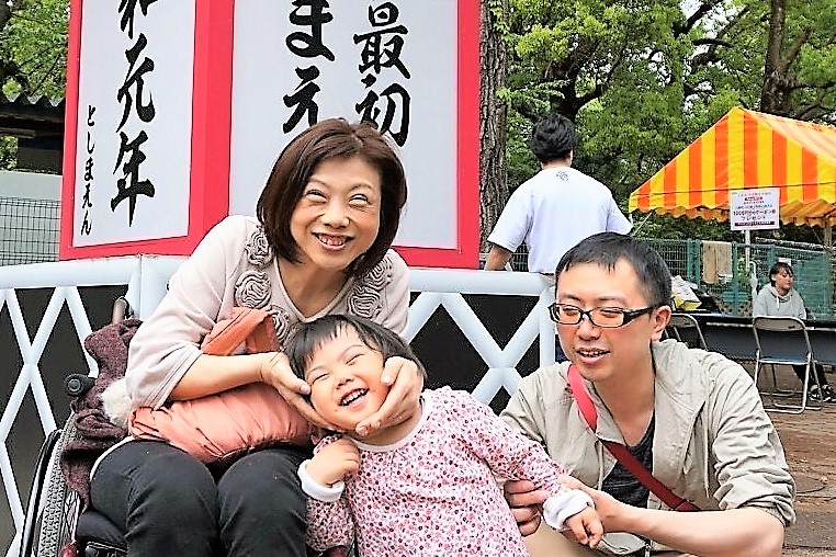 Madre, hija y padre