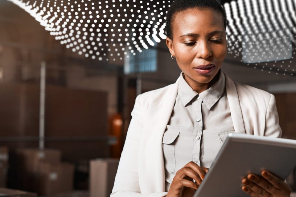 Una mujer con una tablet