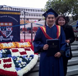 Daniel con su madre en su graduación de la Universidad Simon Fraser.