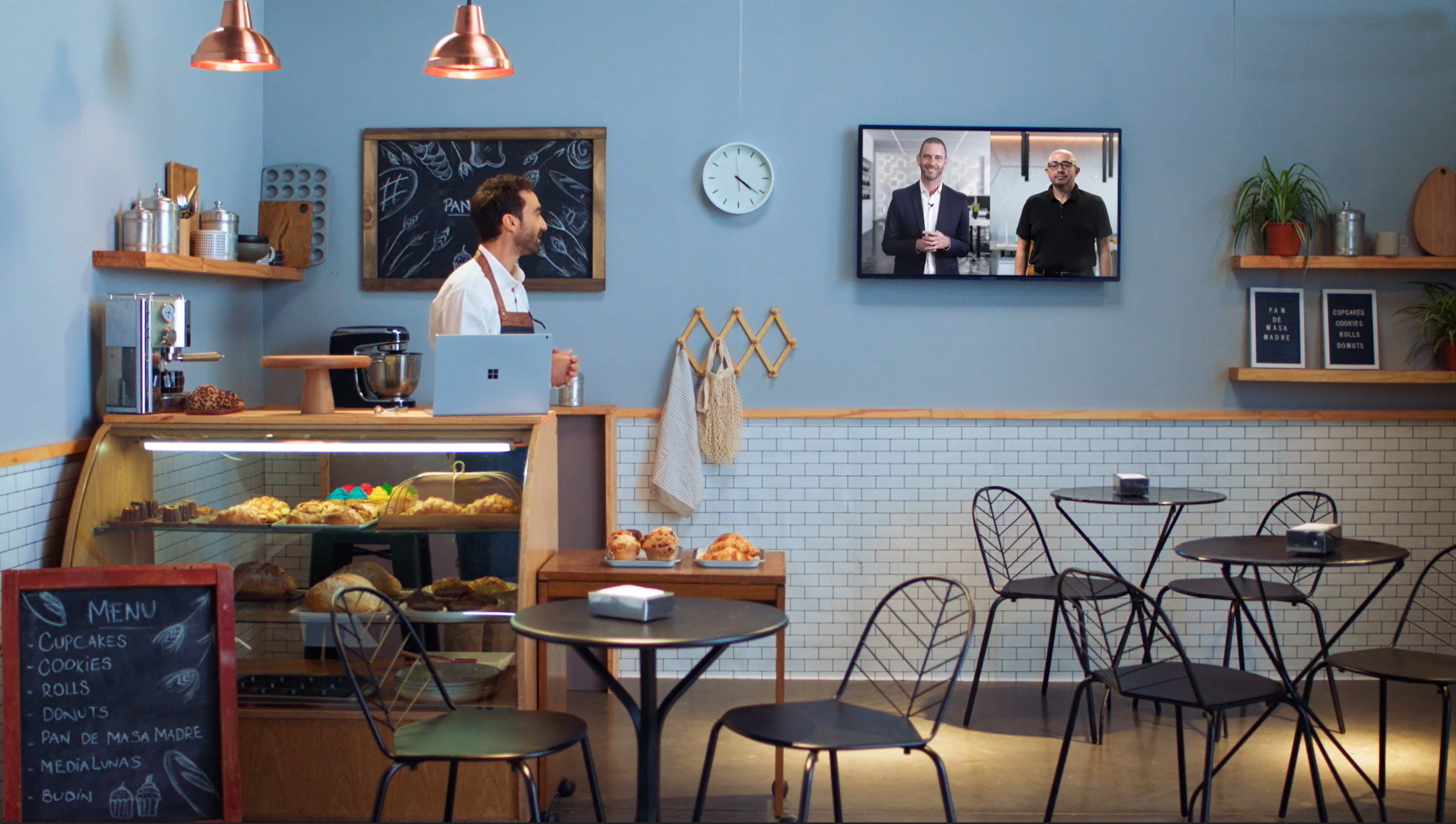 Cafetería con una pantalla encendida