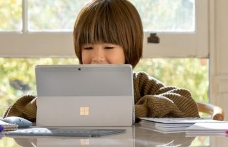 Un niño utiliza Surface Laptop Go