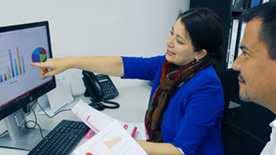 Mujer trabaja en un escritorio