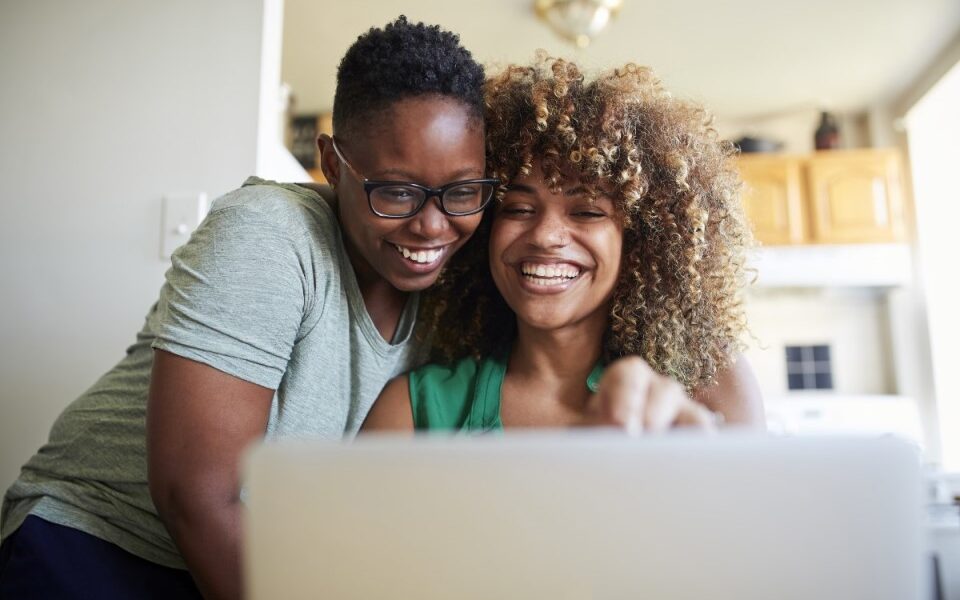 Dos mujeres frente a una laptop