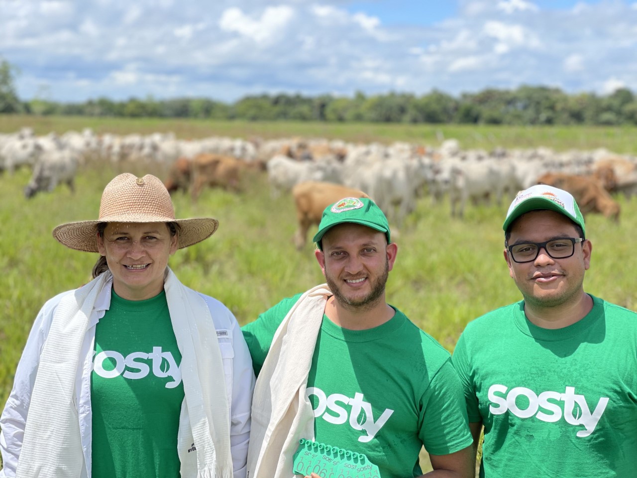 Tres personas con camisas de Sosty