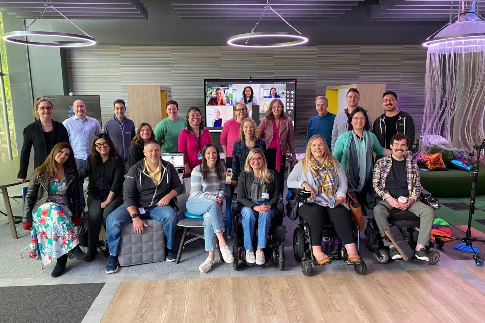 Imagen del Equipo de Accesibilidad de Microsoft en el nuevo Inclusive Tech Lab en la sede de Microsoft