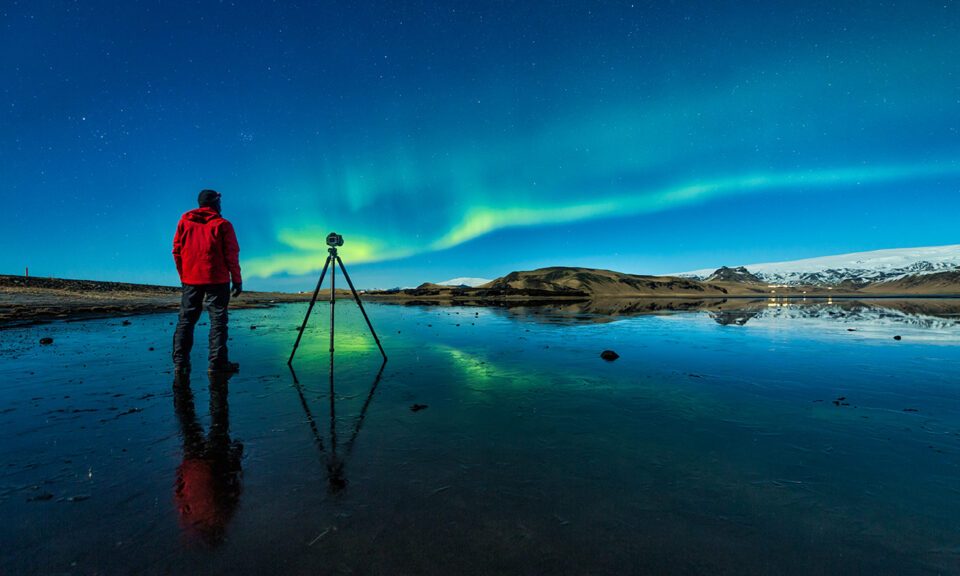 investigación climática - foto de un hombre tomando una foto de la aurora boreal