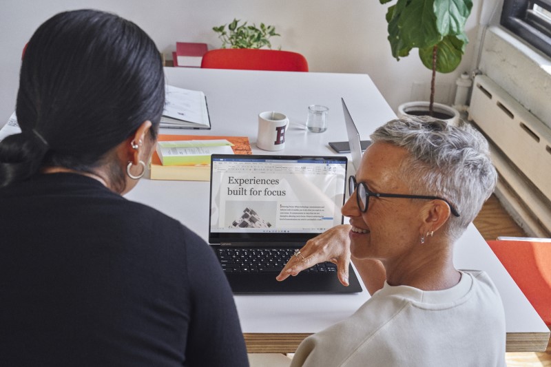 Dos mujeres frente a una laptop con una muestra de la accesibilidad en Word