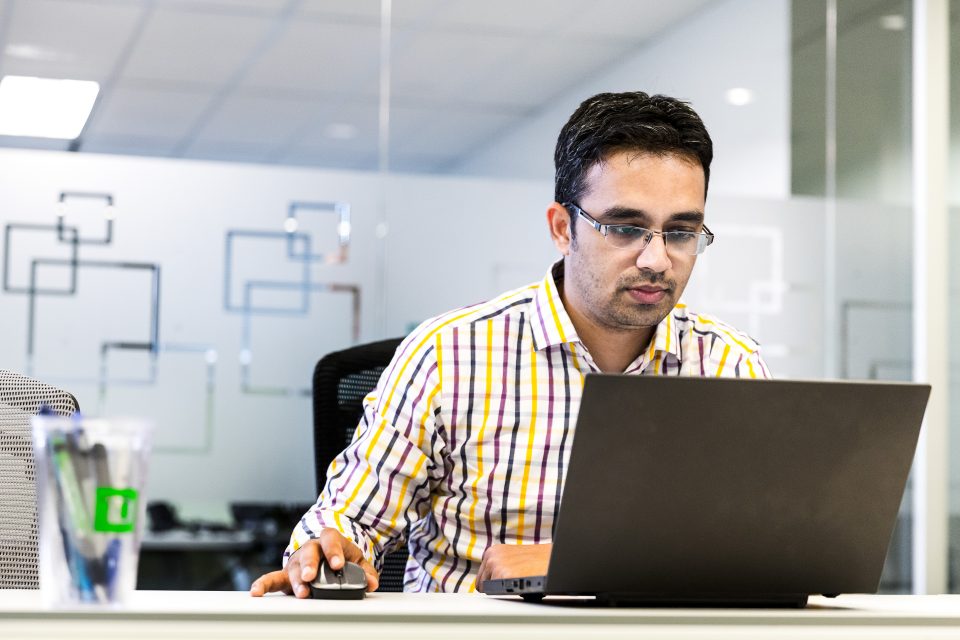 Cielo worker with a laptop and a mouse