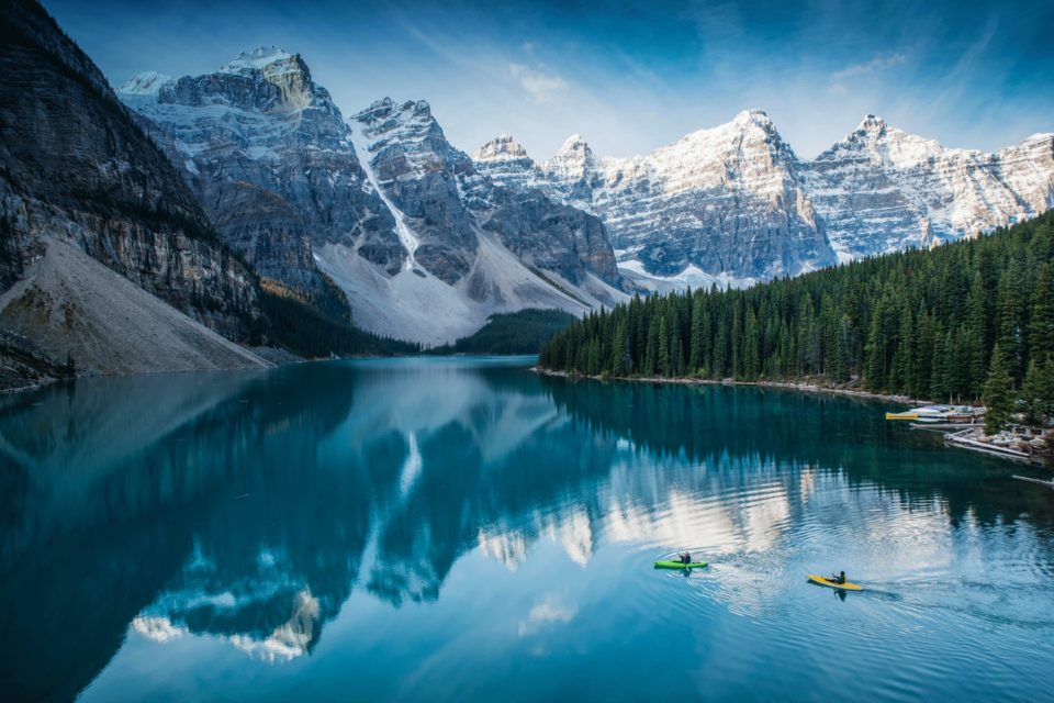 Campistas en un lago pintoresco con una montaña de fondo