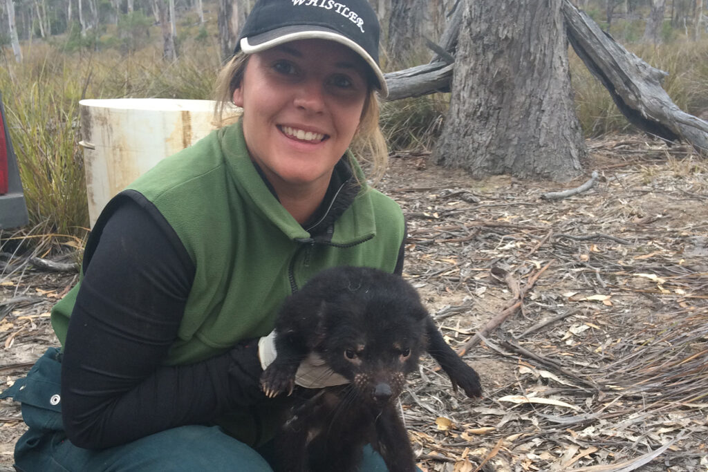 Mujer sostiene un demonio de Tasmania, forma parte de un grupo de emprendedores que ayuda al planeta con soluciones tecnológicas