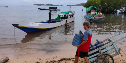 Hombre lleva agua a un bote